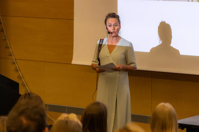 Anna Lundberg talar inför publik
